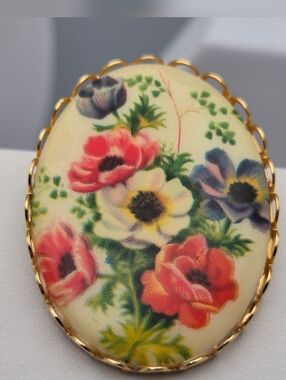 Vintage Floral Brooch Anemone Bouquet Gold Tone Oval Frame 1970s 1.5"